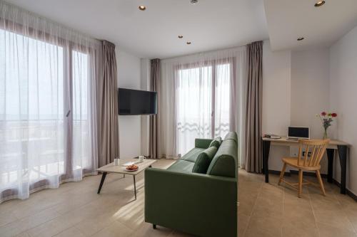 a living room with a green couch and a table at Tgna Reial 1 in Tarragona