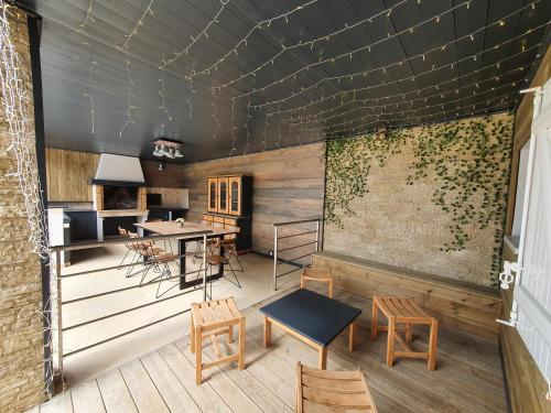 Cette chambre est dotée de chaises, de tables et d'un mur recouvert de lierre. dans l'établissement Isula Bella, à Prunelli-di-Fiumorbo