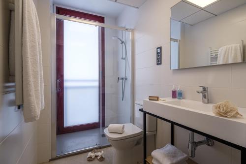 een badkamer met een toilet, een wastafel en een douche bij Tgna Reial 1 in Tarragona