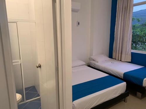 Ένα ή περισσότερα κρεβάτια σε δωμάτιο στο Hotel West Plaza
