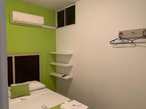 Ένα ή περισσότερα κρεβάτια σε δωμάτιο στο Hotel West Plaza