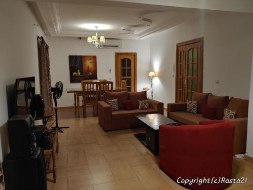 Gallery image of Résidence des hibiscus-roses: jardin, piscine... in Ouagadougou