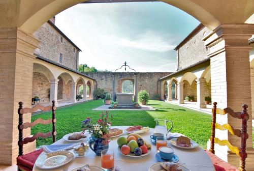 una mesa con comida en un patio en Agriturismo I Frati en Paciano
