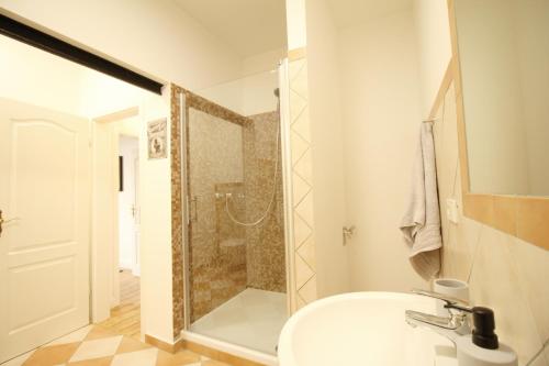 حمام في SECRET HIDEAWAYS zentrales NewYork-Designapartment mit 2 Betten nahe Messe l Flughafen