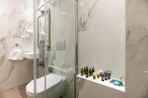 Ένα μπάνιο στο Asty Luxury Apartments