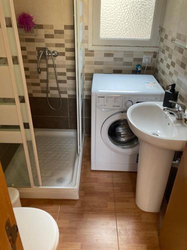 uma casa de banho com uma máquina de lavar roupa e um lavatório em Apartamento RETECH em Las Palmas de Gran Canaria