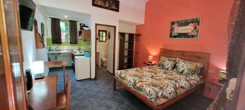 um quarto com uma cama e um lavatório num quarto em Cabinas Corazon em Tamarindo