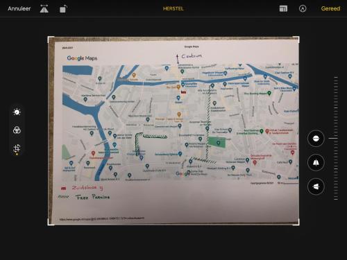 un mapa de la ciudad de Frankfurt en una pantalla en Centrum Meppel, en Meppel