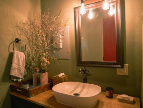 bagno con lavandino bianco e specchio di Alma Liebre Viñedos del Valle a Valle de Guadalupe