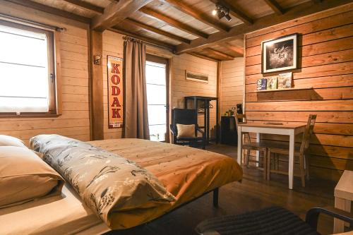 - une chambre avec un lit et un bureau dans l'établissement Saint-Hubert d'Ardenne, à Hatrival