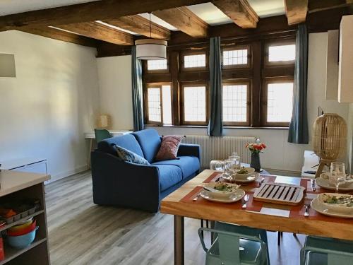 a living room with a blue couch and a table at Appartement T2 centre historique de Morlaix in Morlaix