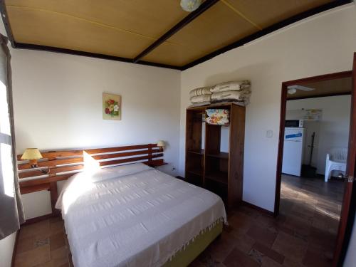um quarto com uma cama grande num quarto em Posada del Pio, Granja em Termas del Daymán