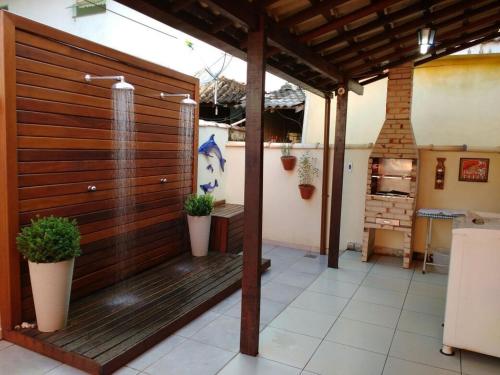 eine Terrasse mit Dusche und Holzzaun in der Unterkunft Casa Temporada Prainha de Mambucaba Paraty RJ in Paraty