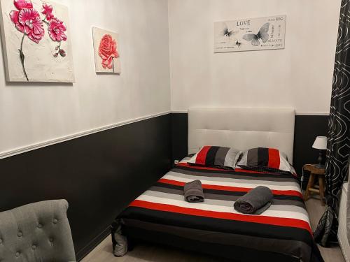 une chambre avec un lit avec une couverture noire et blanche dans l'établissement Bel Appartement 4 personnes bien placé, à Boulogne-sur-Mer