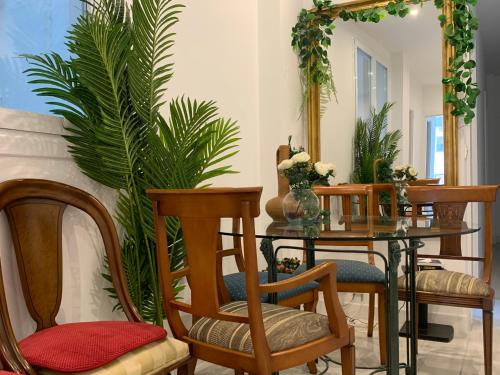 uma sala de jantar com uma mesa, cadeiras e um espelho em Magnifica suite em San Sebastián