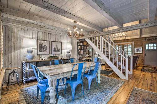 Fotografie z fotogalerie ubytování Serene Mableton Cabin - 13 Mi to Downtown Atlanta! v destinaci Mableton