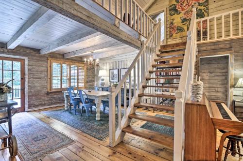Fotografie z fotogalerie ubytování Serene Mableton Cabin - 13 Mi to Downtown Atlanta! v destinaci Mableton