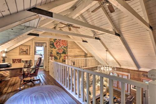 Fotografie z fotogalerie ubytování Serene Mableton Cabin - 13 Mi to Downtown Atlanta! v destinaci Mableton