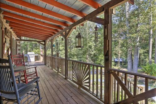 Balkón nebo terasa v ubytování Serene Mableton Cabin - 13 Mi to Downtown Atlanta!