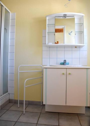 une salle de bain avec un lavabo et un miroir dans l'établissement Les Maisons de Kerdavid'île - votre résidence de vacances à Belle ile en mer, à Locmaria