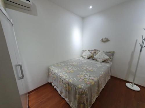 a small bedroom with a bed in a room at Apartamento Angra dos Reis 1 in Angra dos Reis