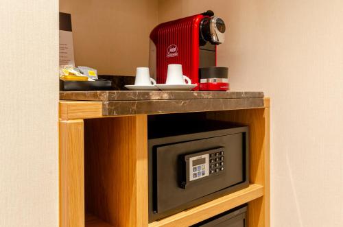 a microwave oven in a kitchen with a counter at Rossio Plaza Hotel in Lisbon
