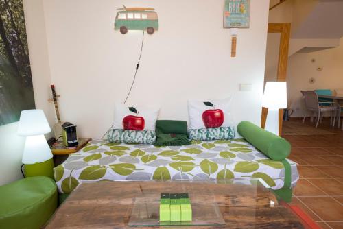 Un dormitorio con una cama con dos manzanas. en Finca Olivar de Castilla en Segovia