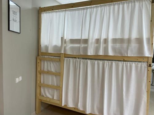 Dviaukštė lova arba lovos apgyvendinimo įstaigoje Бунин Хостел