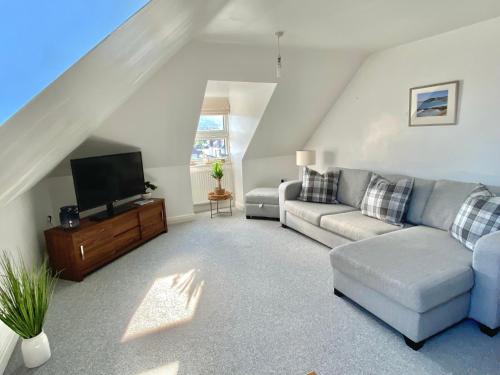 Zona d'estar a Swanage Holiday Penthouse Apartment, Moments from Beach and Town, On Site Parking, Fast WIFI, Sleeps up to 6, Rated Exceptional