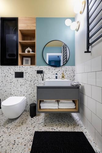 a bathroom with a sink and a mirror at Praia Apartments - 200 m do Plaży Apartament z balkonem i widokiem in Sopot