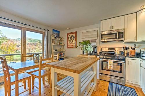 Una cocina o kitchenette en Stratton Mountain Home with View - 2 Mi to Ski Lift!