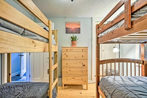 Poschodová posteľ alebo postele v izbe v ubytovaní Stratton Mountain Home with View - 2 Mi to Ski Lift!