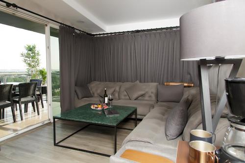 un soggiorno con divano e tavolo di Vatan Asur Hotel a Istanbul
