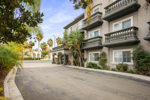 an empty street in front of a building at The Hotel Oceanside in Oceanside
