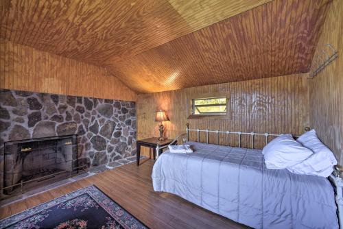 Ένα ή περισσότερα κρεβάτια σε δωμάτιο στο Full Private Home on 32-Acres with Stellar Views!