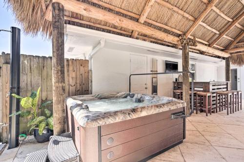 Φωτογραφία από το άλμπουμ του Poolside Paradise with Tropical Hut in Palm Beach σε Palm Beach Gardens