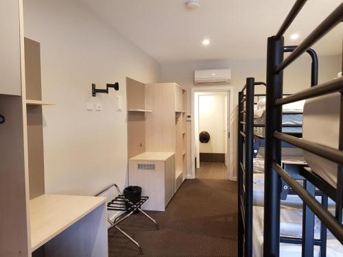 Katil dua tingkat atau katil-katil dua tingkat dalam bilik di Leumeah Lodge