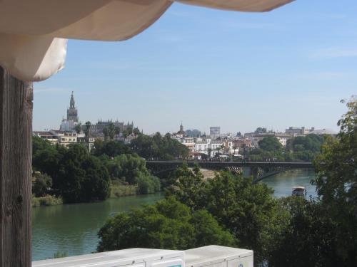 Trianabridgeviews Ático con vistas al puente de Triana calle ...