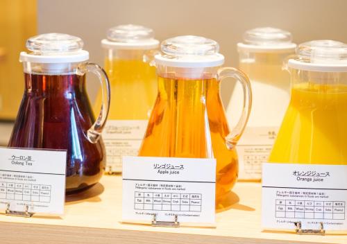 eine Reihe von Honiggläsern auf einem Regal in der Unterkunft APA Hotel & Resort Hakata Ekihigashi in Fukuoka