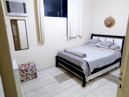 um quarto com uma cama e uma janela em Casa Julieta em Resende