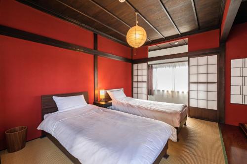 A bed or beds in a room at Kaga House