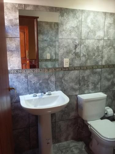 y baño con lavabo y aseo. en Hospedaje Doña Velia en Purmamarca