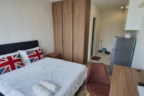 a bedroom with a bed and a desk with a chair at Kozi Square New SGH Cozy Home LV5B in Kuching