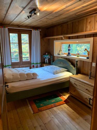 מיטה או מיטות בחדר ב-CHALET en station de ski, avec vue, au calme