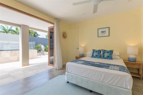 Säng eller sängar i ett rum på Beachside Villa with Private lap pool