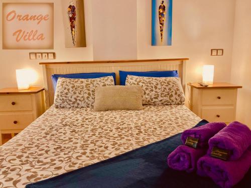 Una cama o camas en una habitación de Casa Orange Piscine Terrasse Parking