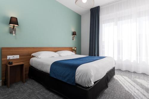 Un ou plusieurs lits dans un hébergement de l'établissement le paris brest hotel