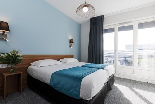 Un ou plusieurs lits dans un hébergement de l'établissement le paris brest hotel