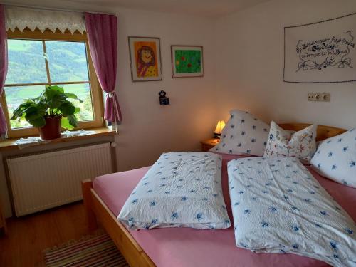 two twin beds in a bedroom with a window at "Opa Sepp" - Gartenwohnung in Niedernsill