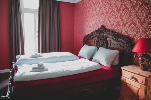 Ein Bett oder Betten in einem Zimmer der Unterkunft Historisches Hotel Bären